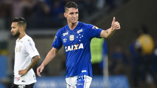 Thiago Neves em campo pelo Cruzeiro