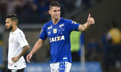 Thiago Neves em campo pelo Cruzeiro