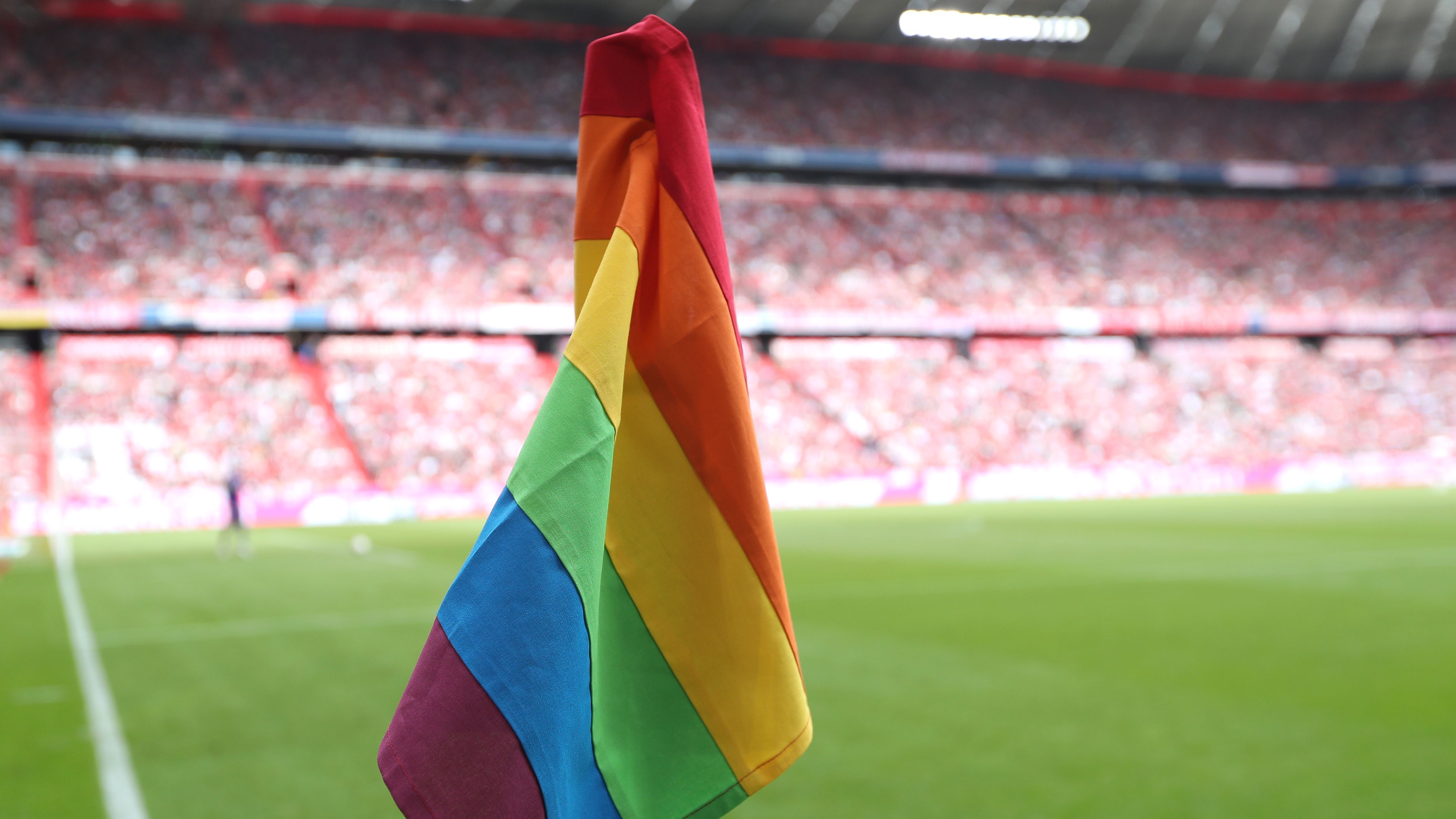 Estádio na Alemanha com bandeirinha de escanteio alusiva ao Dia Internacional do Combate à LGBTfobia