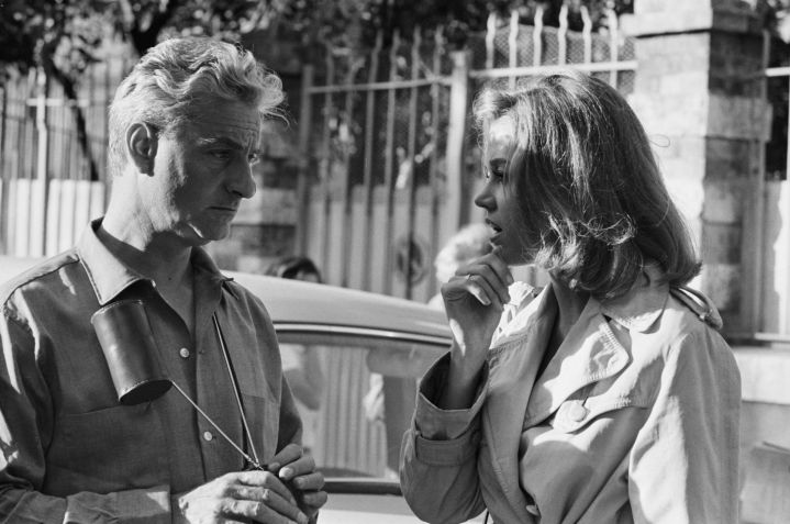 Jane Fonda e o diretor René Clément durante as filmagens na Côte d'Azur do filme "Jaula Amorosa" em 5 de setembro de 1963, França / REPORTERS ASSOCIES/Gamma-Rapho via Getty Images