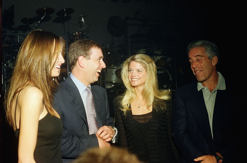 Melania Trump, príncipe Andrew, Gwendolyn Beck e Jeffrey Epstein em uma festa no clube Mar-a-Lago, Palm Beach, Flórida, 12 de fevereiro de 2000. / Davidoff Studios/Getty Images