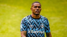 Douglas Costa quando estava no Grêmio, em 2021