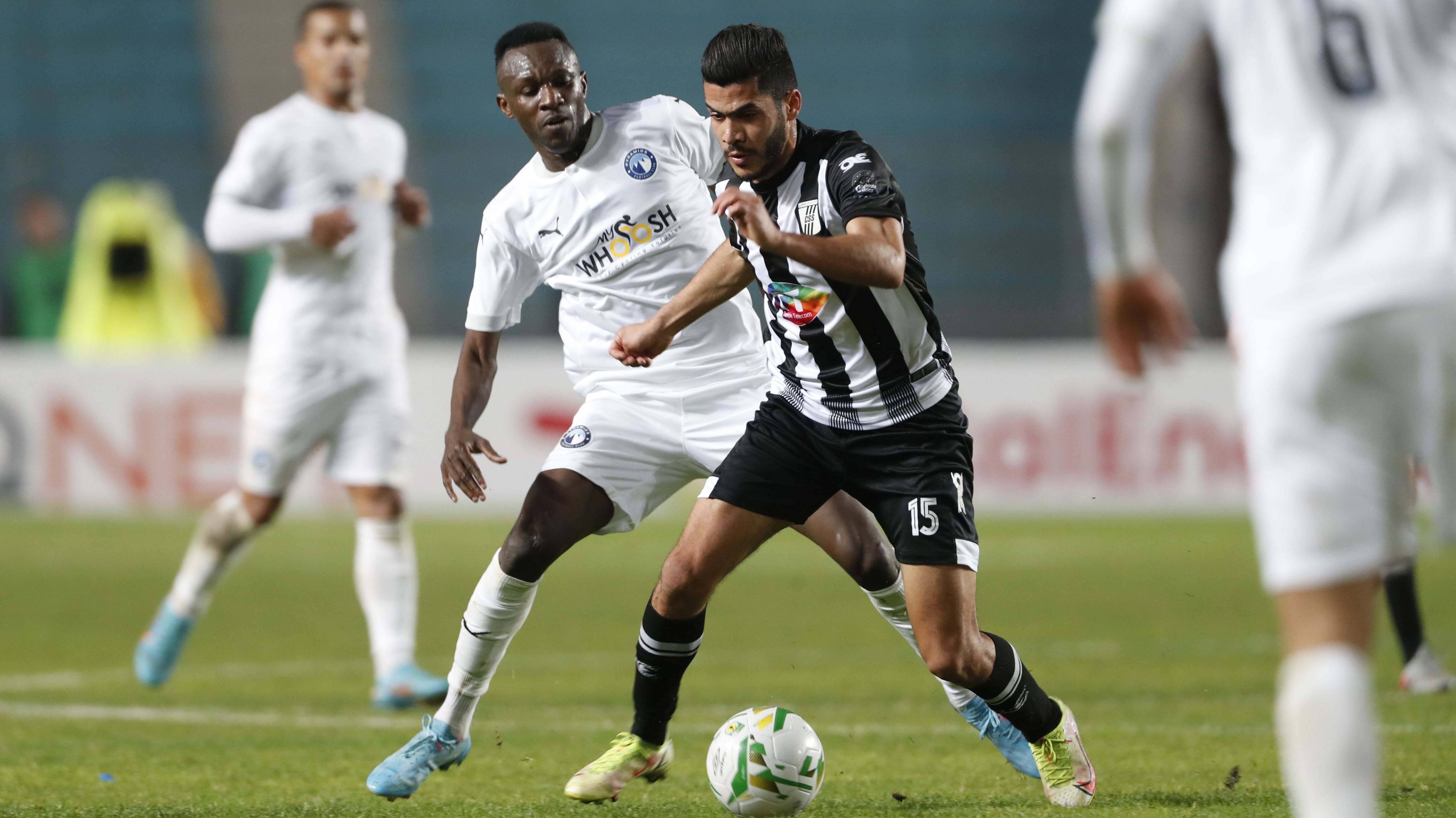Eric Traore (de branco) disputa a bola com adversário quando ainda atuava pelo Pyramids