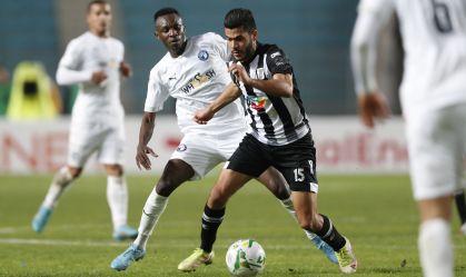 Eric Traore (de branco) disputa a bola com adversário quando ainda atuava pelo Pyramids