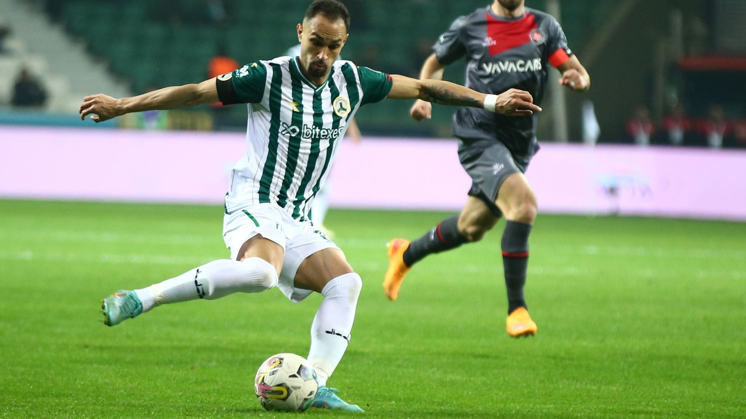 Serginho em ação pelo Giresunspor, em março de 2023