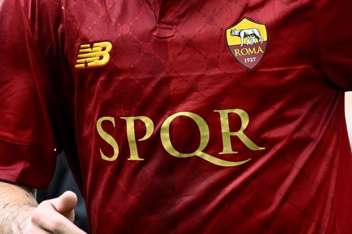 Roma substituiu patrocinador pela inscrição "SPQR", que remete ao Império Romano / Andrea Staccioli/Insidefoto/LightRocket via Getty Images