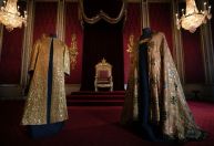 Veja os detalhes e a história dos trajes usado pelo Rei Charles III em sua coroação