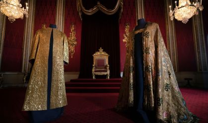 Veja os detalhes e a história dos trajes usado pelo Rei Charles III em sua coroação