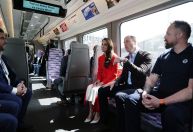 Príncipe William e Kate Middleton usam metrô para visitar pub no centro de Londres