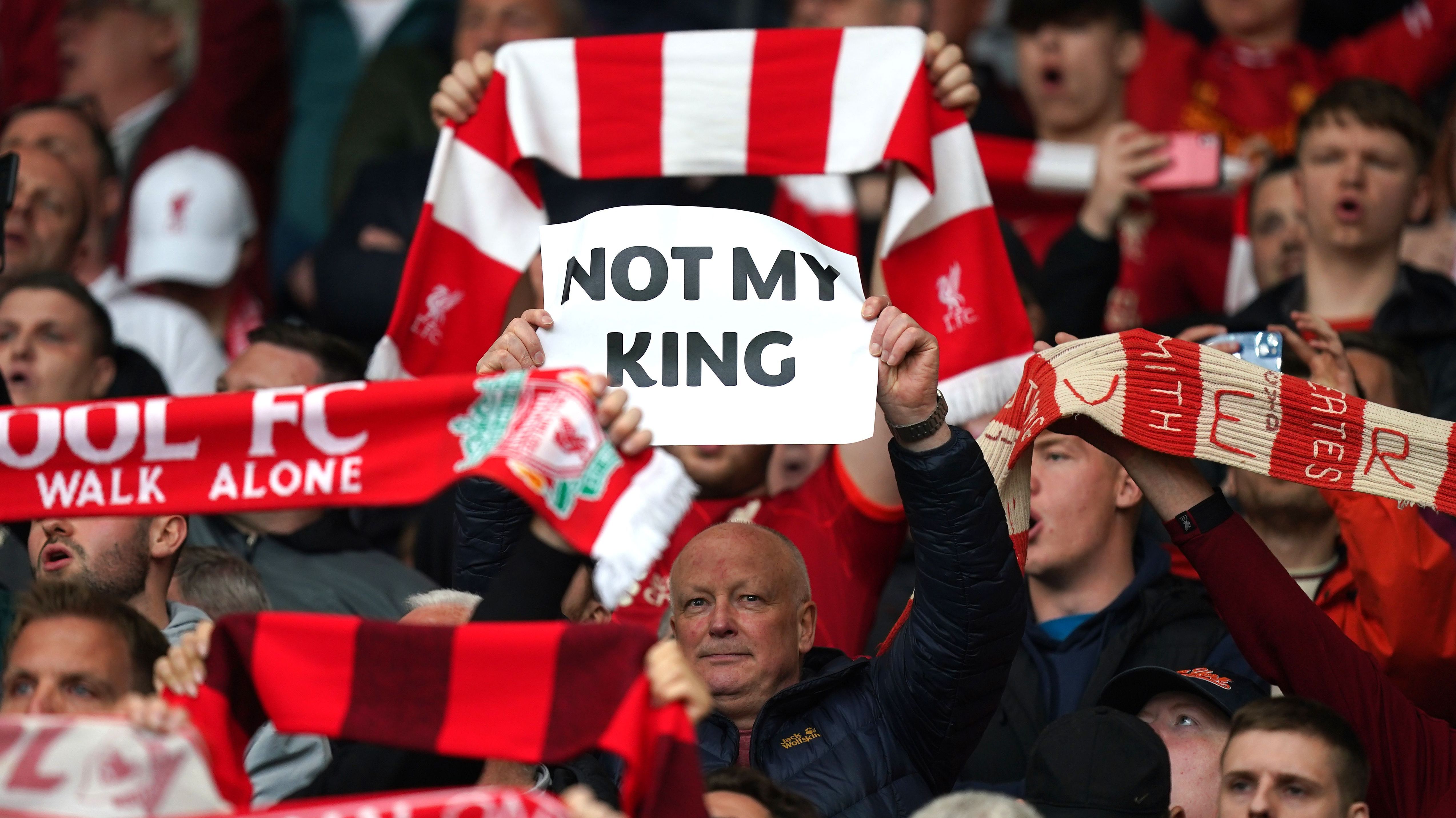 Torcedor do Liverpool segura faixa em que nega ser súdito de Charles III