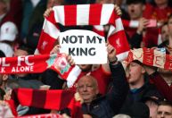Por que os torcedores do Liverpool vaiaram o hino britânico em Anfield após a coroação do rei Charles III