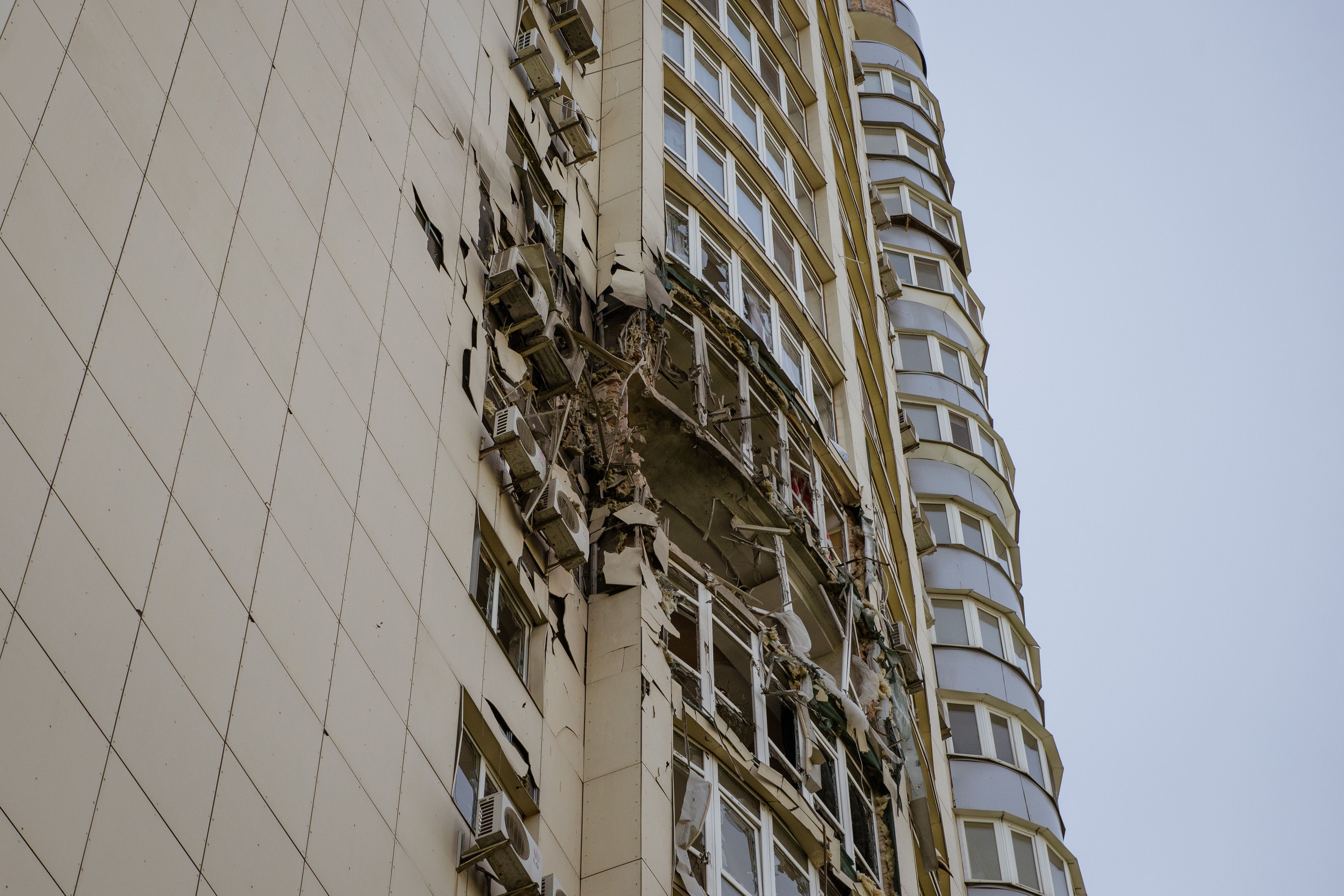 Foto tirada por ucraniana após ataques com drones russos contra Kiev. Drones foram abatidos, mas destroços provocaram estragos.