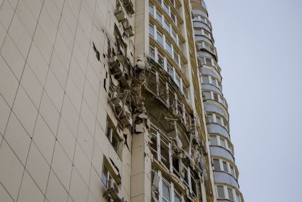 Foto tirada por ucraniana após ataques com drones russos contra Kiev. Drones foram abatidos, mas destroços provocaram estragos.