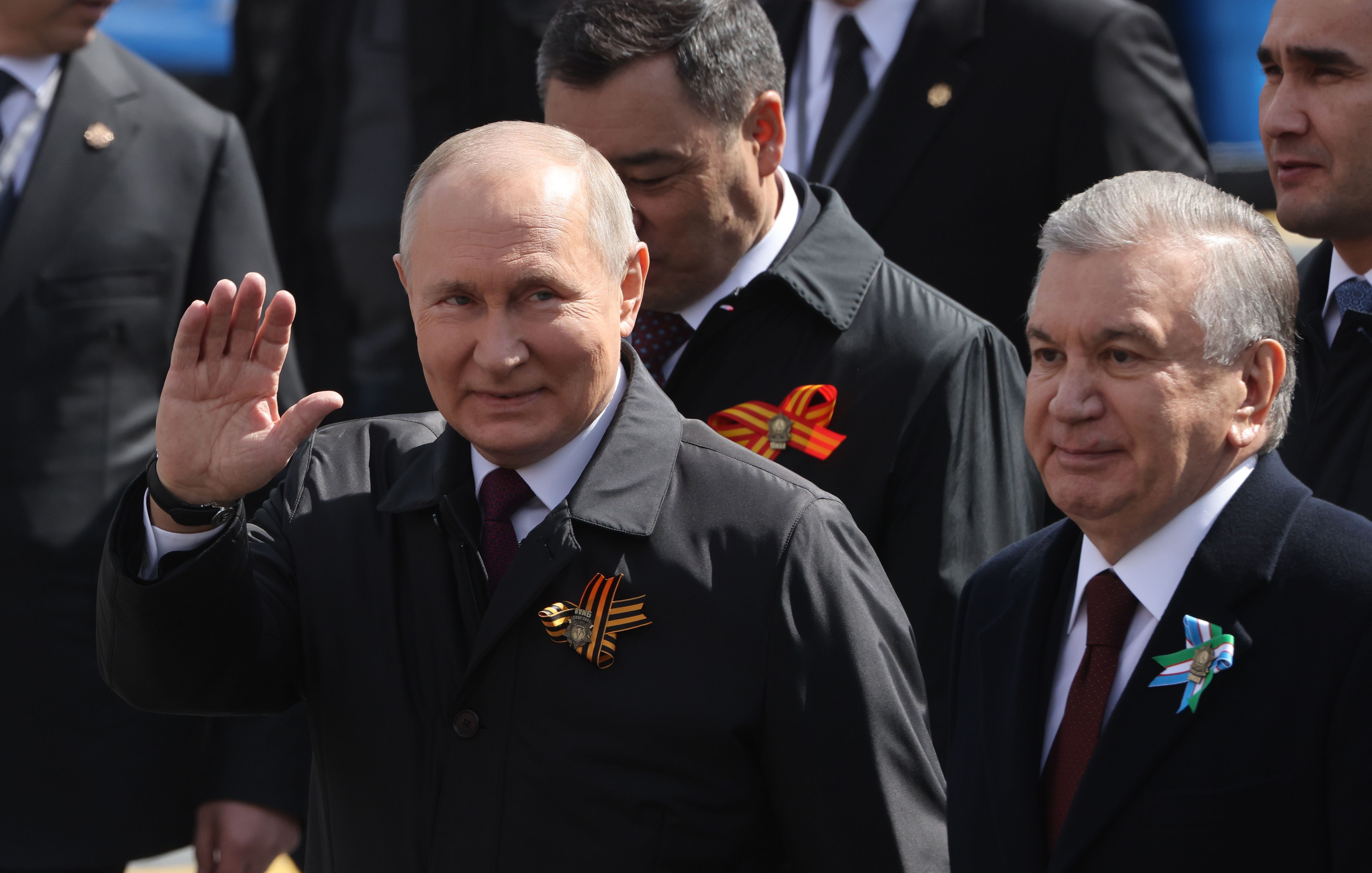 Presidente russo Vladimir Putin acena durante celebração do Dia da Vitória, na Praça Vermelha, em Moscou, em 9 de maio de 2023.