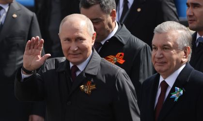 Presidente russo Vladimir Putin acena durante celebração do Dia da Vitória, na Praça Vermelha, em Moscou, em 9 de maio de 2023.