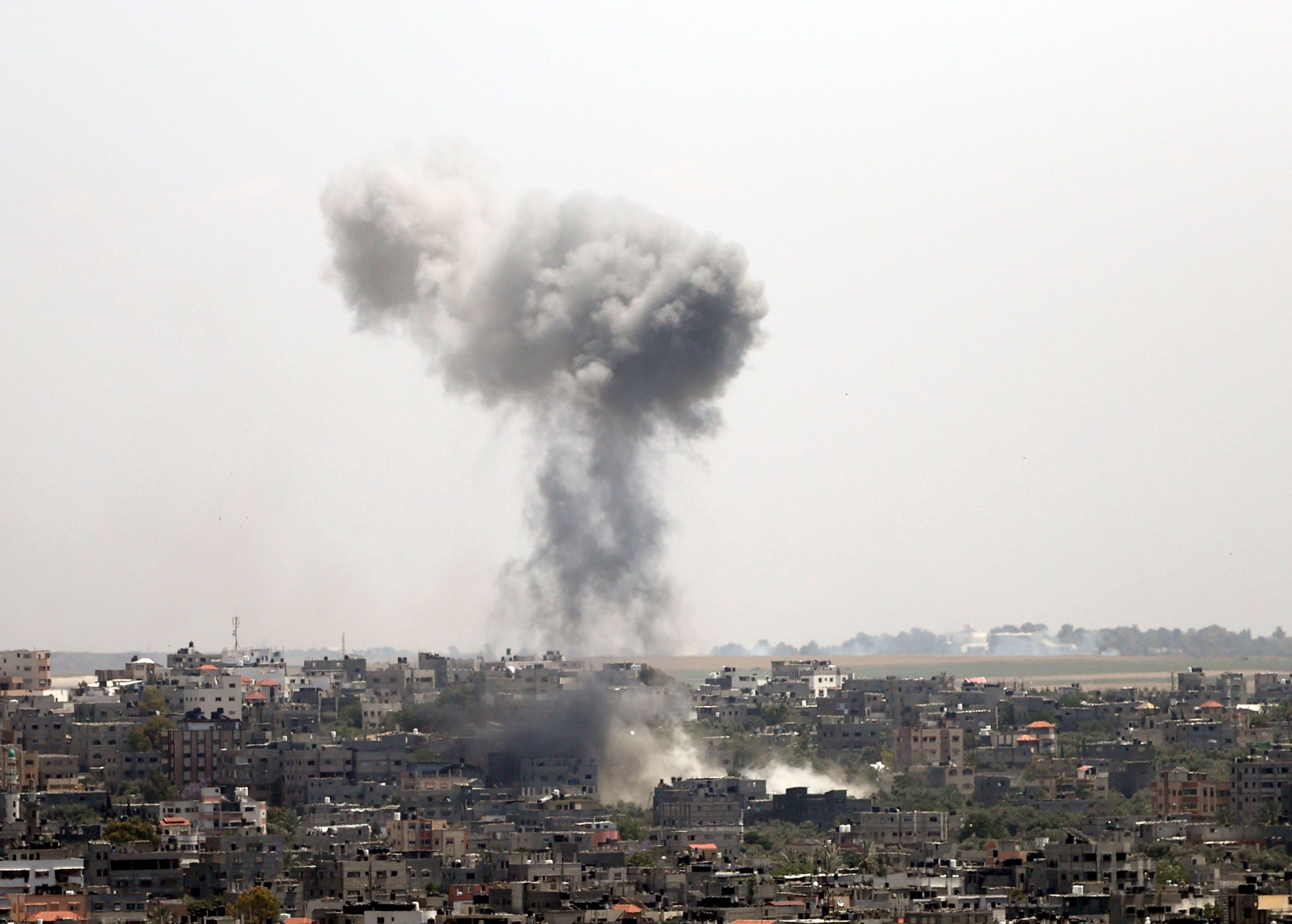 Fumaça após ataques aéreos israelenses sobre a cidade de Gaza / Mustafa Hassona/Anadolu Agency via Getty Images