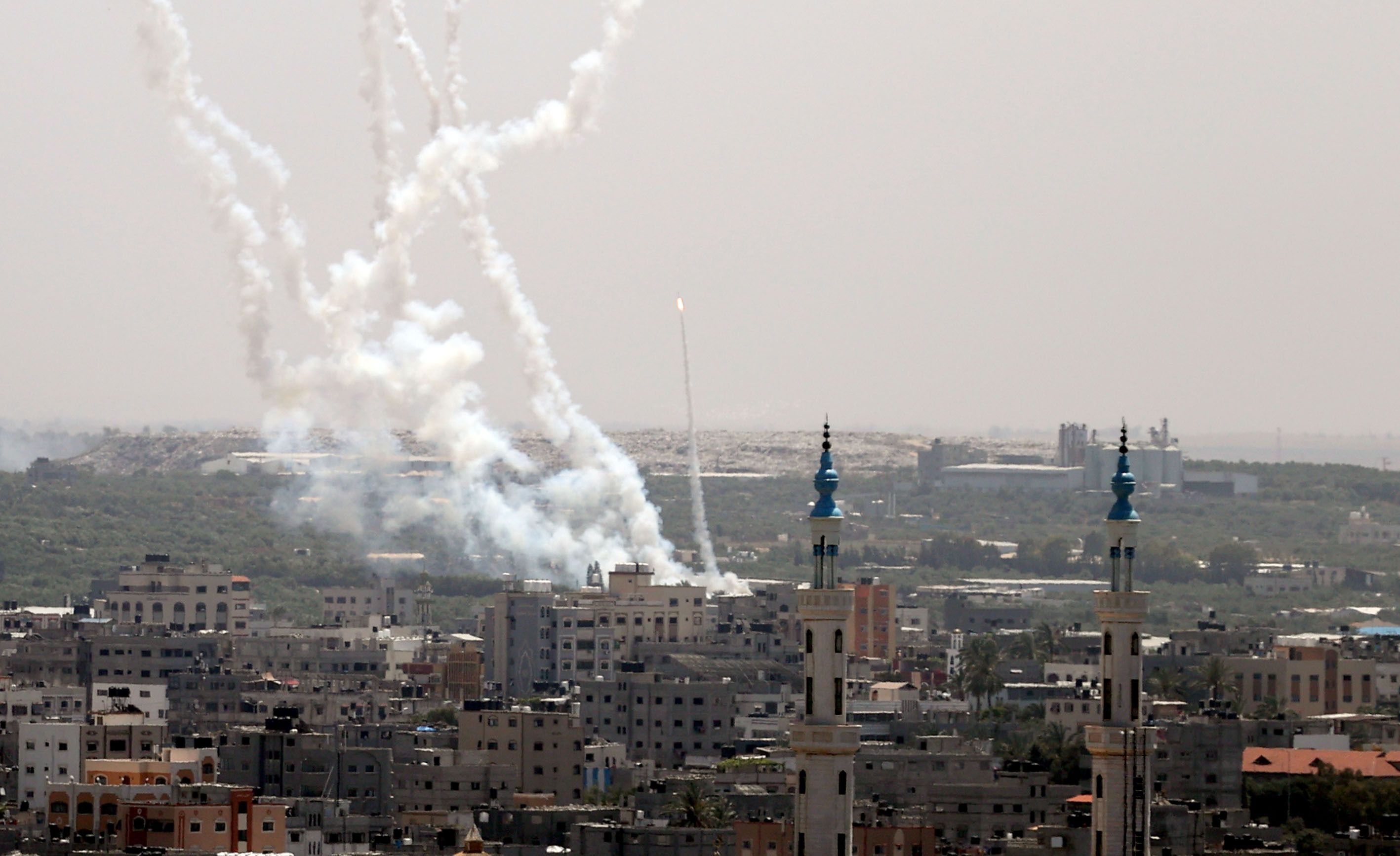 Grupos de resistência palestinos respondem disparando foguetes de Gaza para Israel enquanto Israel continua a atacar a cidade de Gaza, em 12 de maio de 2023.