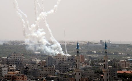 Grupos de resistência palestinos respondem disparando foguetes de Gaza para Israel enquanto Israel continua a atacar a cidade de Gaza, em 12 de maio de 2023.