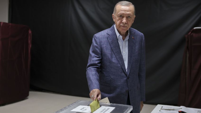 O presidente turco Recep Tayyip Erdogan vota nas eleições gerais da Turquia em uma seção eleitoral no distrito de Uskudar em 14 de maio de 2023 em Istambul, Turquia. / Umit Bektas-Pool/Getty Images
