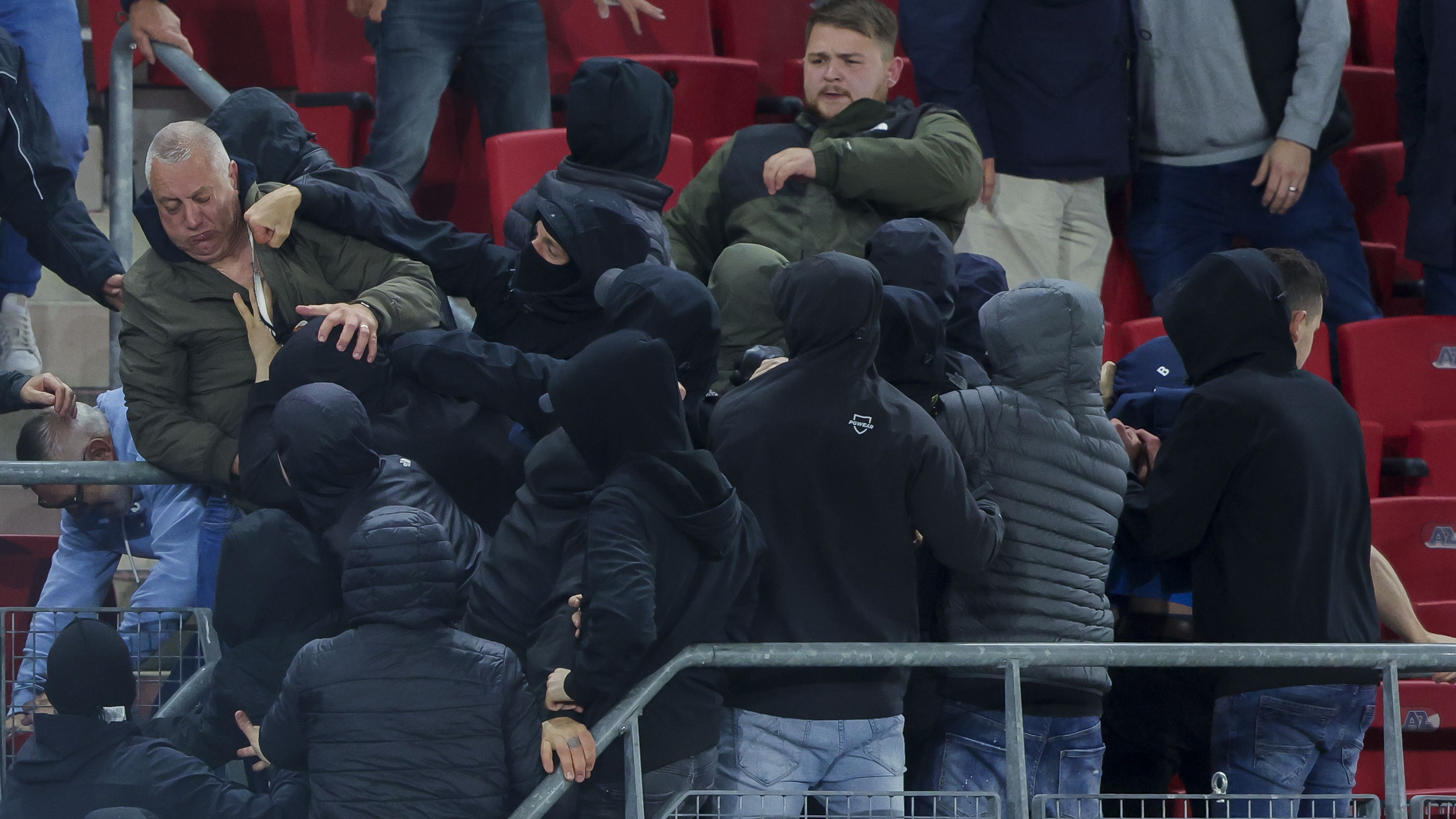 Familiares e amigos de jogadores do West Ham são acuados pela torcida do AZ Alkmaar, na Holanda