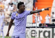 Técnico do Valencia diz condenar racismo, mas “exige” desculpas de Vinicius Jr.