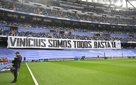 Faixa da torcida do Real Madrid pede "basta" ao racismo contra Vinicius Jr.