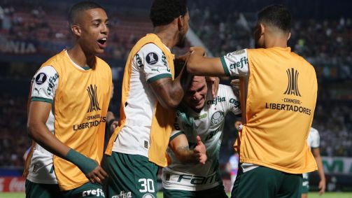 Artur comemora um dos gols do Palmeiras no Paraguai