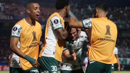 Artur comemora um dos gols do Palmeiras no Paraguai