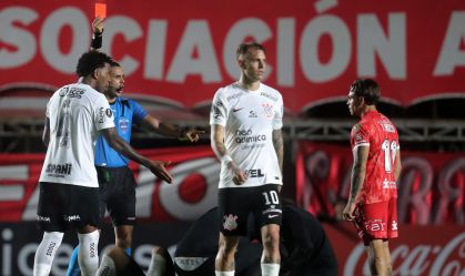 Corinthians chegou a ficar com um a mais após a expulsão de Nuss