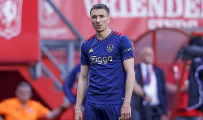 Jogador do Ajax agride torcedor após insulto racista a colega de time; veja vídeo
