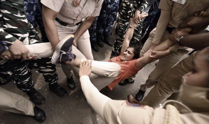 Lutadoras da Índia são detidas em protesto contra assédio sexual do presidente da federação de Wrestling