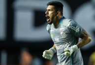 Santos anuncia redução salarial e permanência do goleiro João Paulo para 2024