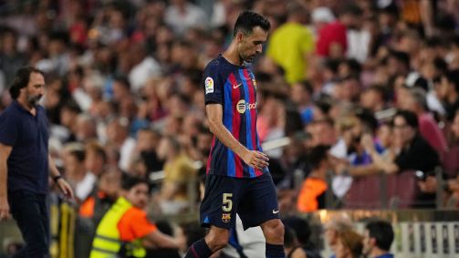 Busquets deixa o gramado em jogo contra o Rayo Vallecano, pelo Campeonato Espanhol