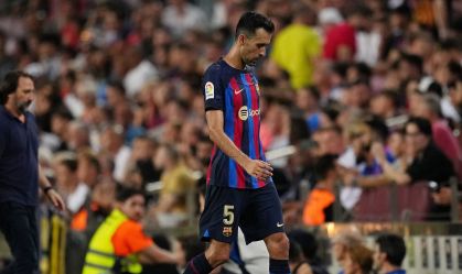 Busquets deixa o gramado em jogo contra o Rayo Vallecano, pelo Campeonato Espanhol