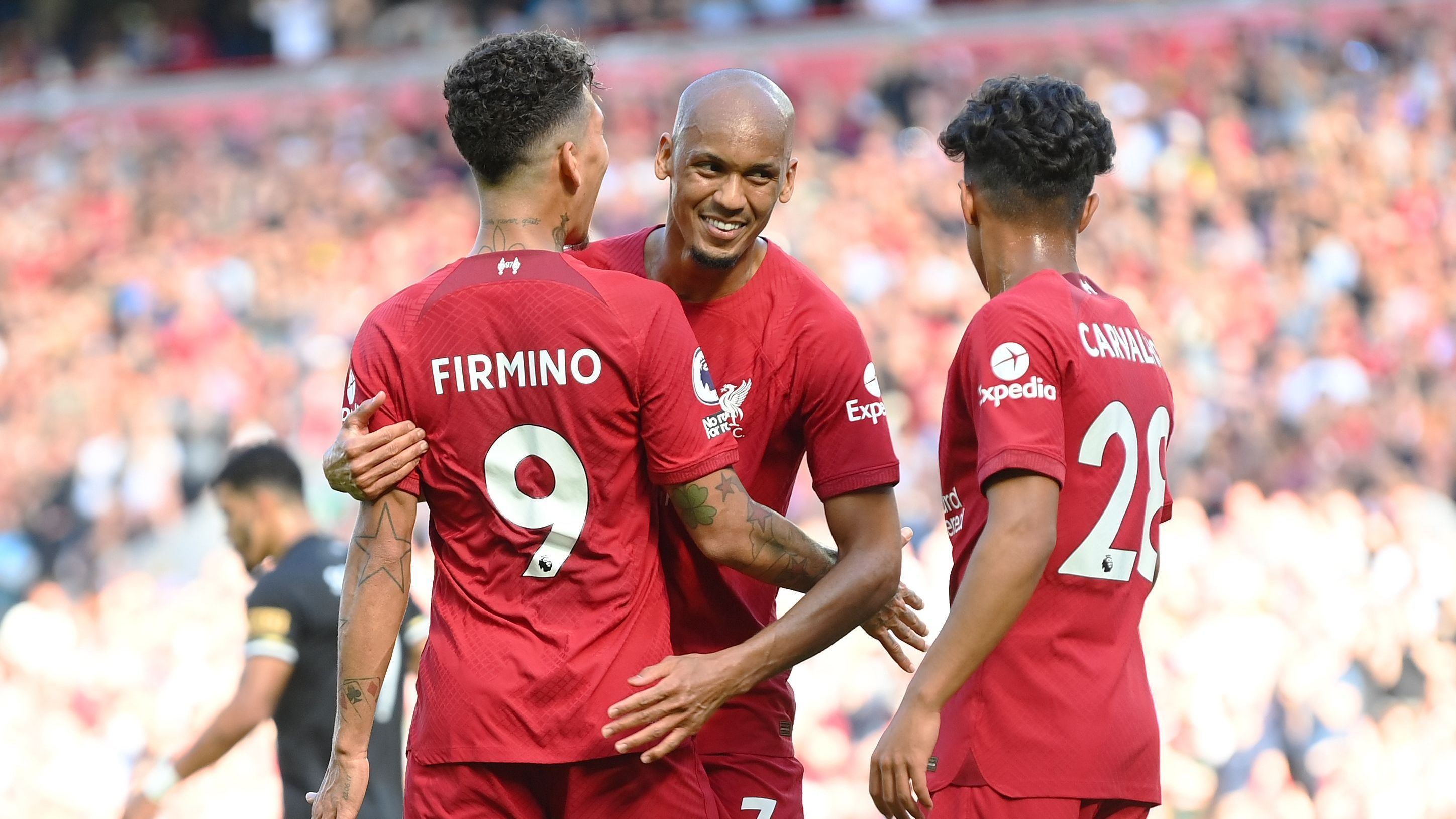 Roberto Firmino e Fabinho comemoram gol marcado pelo Liverpool