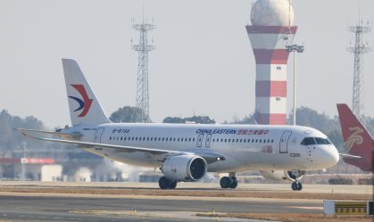 Jato chinês que promete concorrer com aeronaves Boeing e Airbus faz primeiro voo comercial