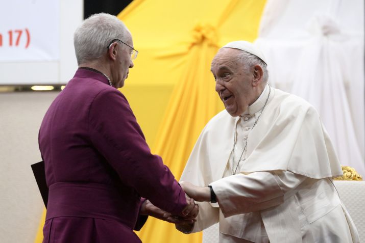 Papa Francisco cumprimenta o arcebispo da Cantuária Justin Welby em missão religiosa conjunta no Sudão do Sul em fevereiro de 2023 / Vatican Media via Vatican Pool/Getty Images