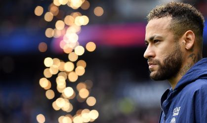 Neymar reconhece gramado antes de jogo pelo PSG