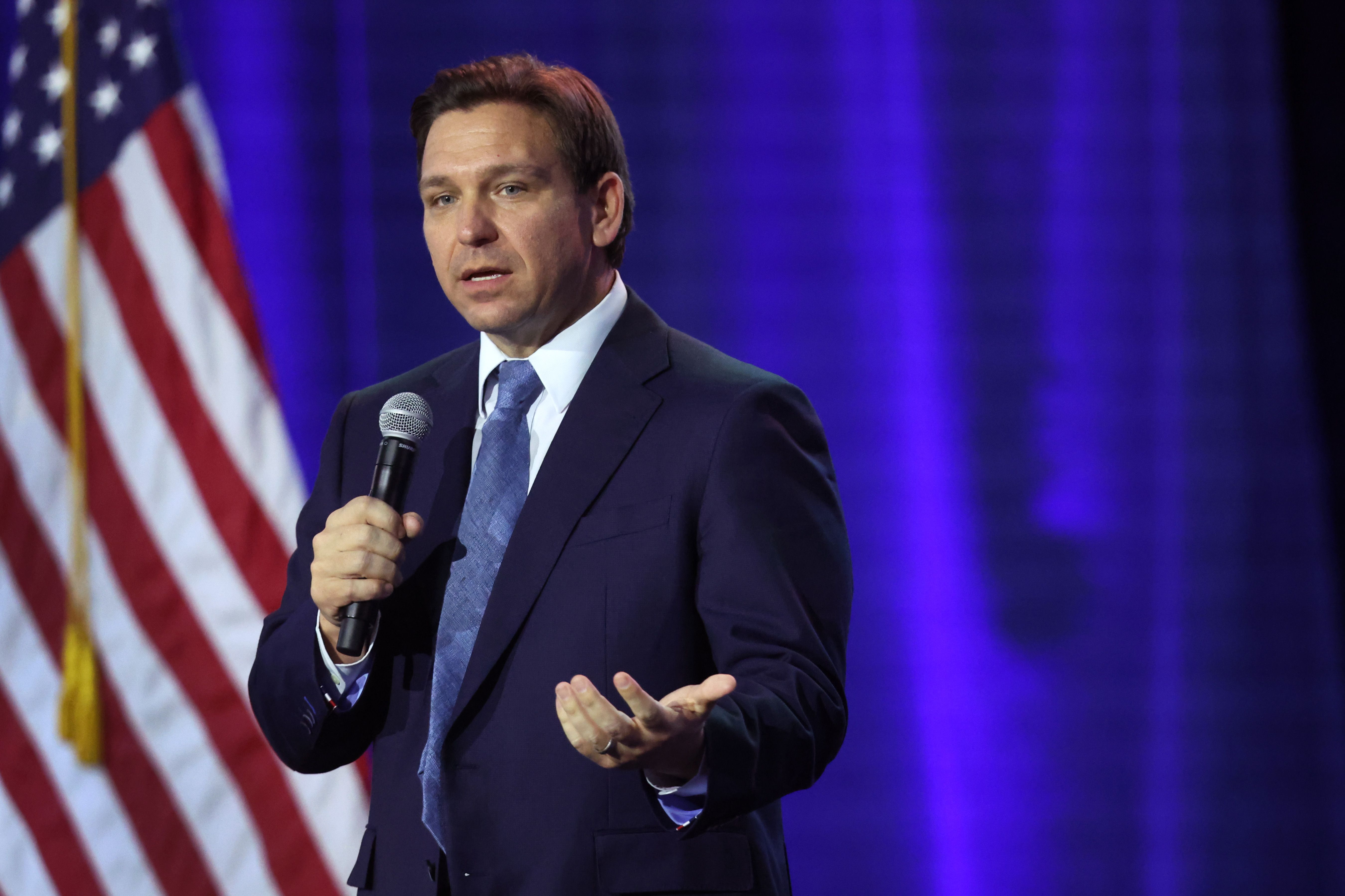 Governador da Flória, Ron DeSantis, fala a eleitores republicanos em março de 2023. / Scott Olson/Getty Images