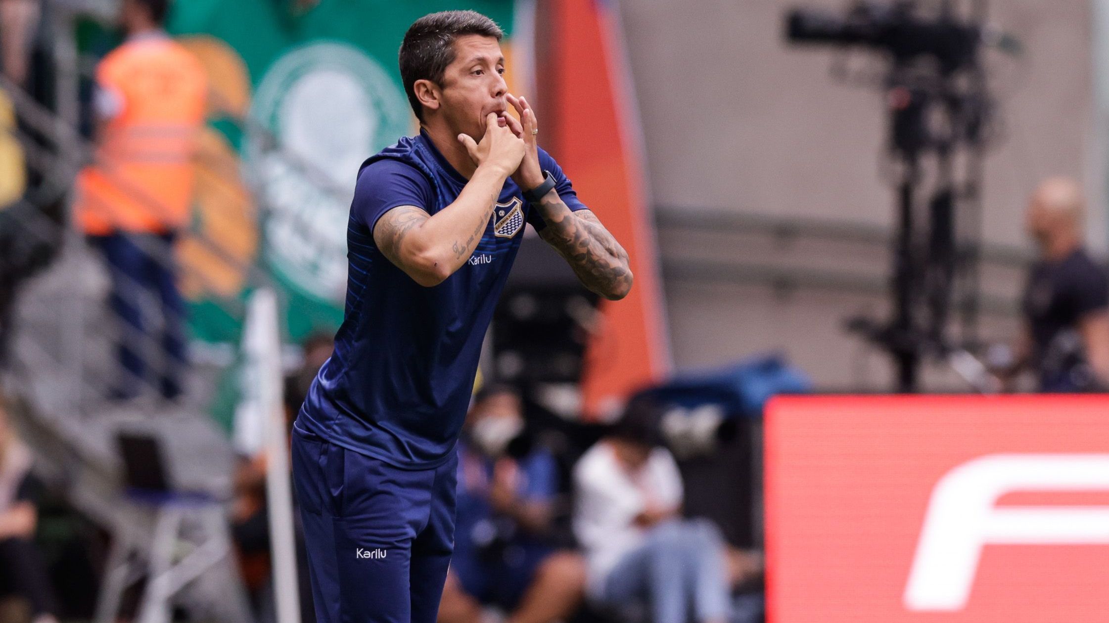 Thiago Carpini comandando o Água Santa na final do Paulistão 2023