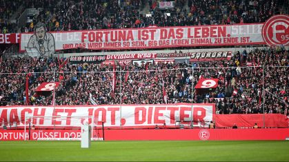 Torcida do Fortuna Düsseldorf em jogo da segunda divisão alemã