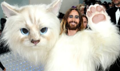 Jared Leto usa fantasia gigante da gata "Choupette" em homenagem a estilista no Met Gala