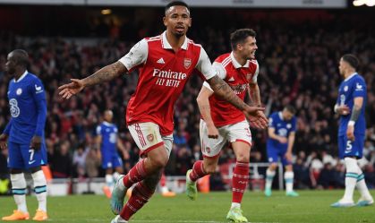 Arsenal vence Chelsea e joga responsabilidade para o Manchester City; veja tabela