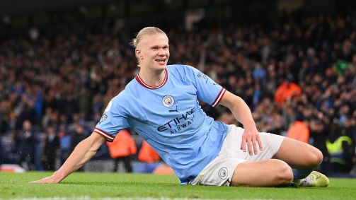 Haaland comemora o gol que o fez entrar na história da Premier League