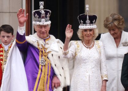 Charles III e Camilla saúdam a multidão da sacada de Buckingham