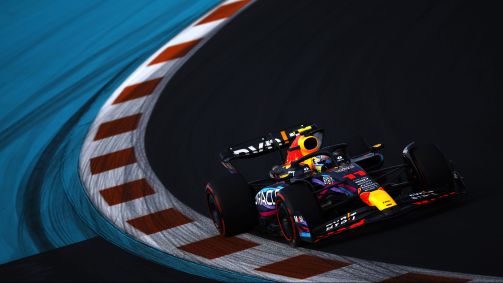 Sergio Perez pilotando a Red Bull no circuito de Miami