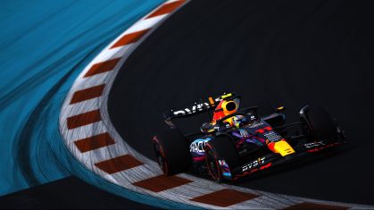 Sergio Perez pilotando a Red Bull no circuito de Miami
