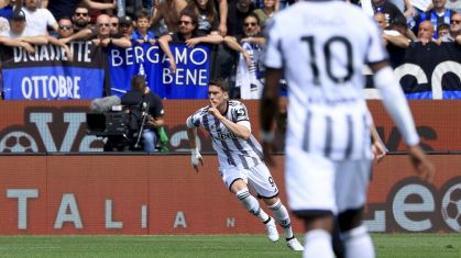 Dusan Vlahovic reage a insultos racistas de torcedores da Atalanta com gesto de silêncio