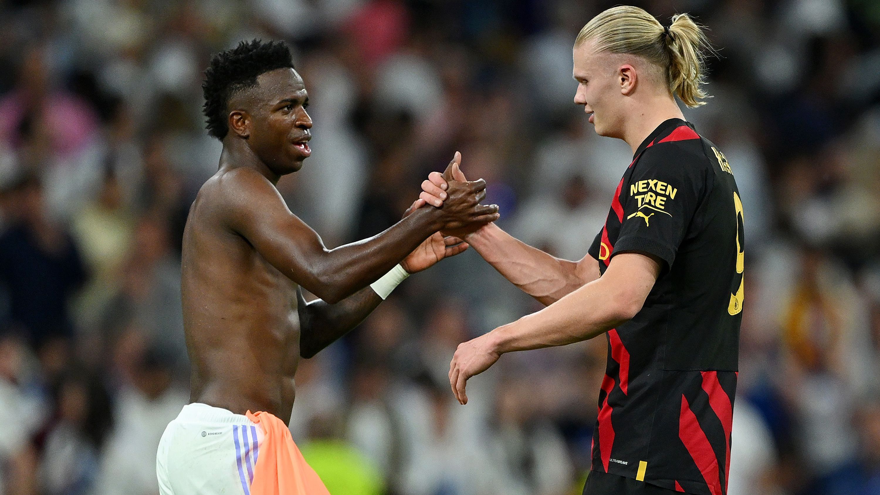 Vinicius Jr. e Haaland se cumprimentam após o empate em Madri; brasileiro marcou um dos gols do jogo