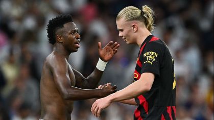 Vinícius Júnior e Erling Haaland se cumprimentam após jogo de ida das semifinais da Liga dos Campeões 2022/23